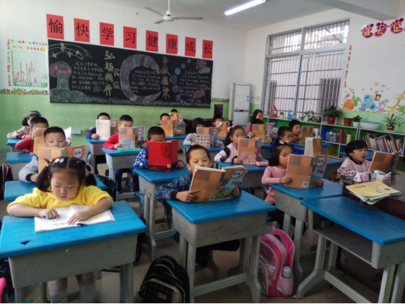 学生正在认真学习